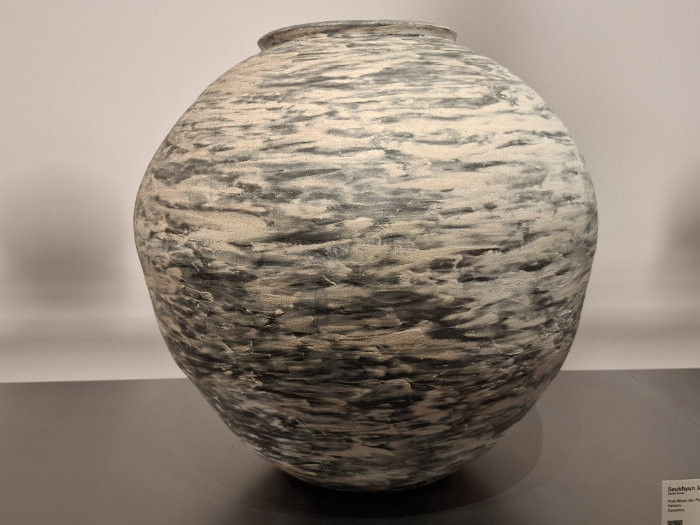 seokhyun jang - pure moon jar